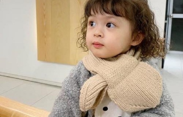 Kiểu tóc bob ngắn xoăn tự nhiên cho bé gái