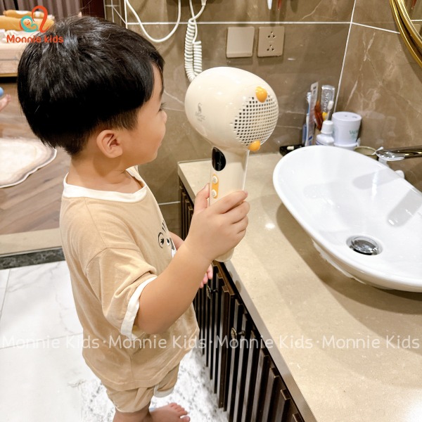 Có thể sấy tóc bằng chế độ gió mát và giữ khoảng cách để bảo vệ tóc