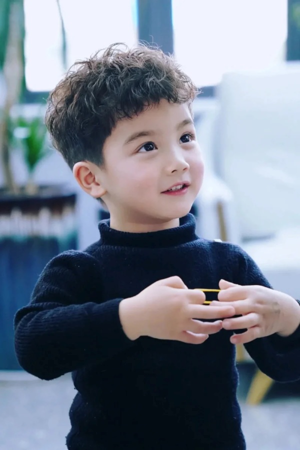 Mẫu tóc xoăn cho bé trai đáng yêu