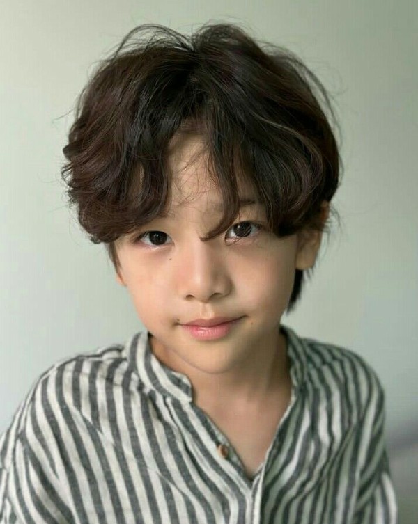 Tóc xoăn cho bé trai rẽ mái phong cách Hàn Quốc