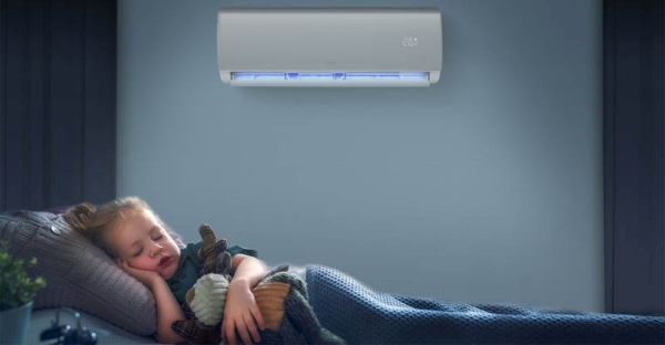 Bé nằm phòng điều hòa có thể làm giảm tình trạng quấy khóc, mất ngủ do nóng nực.