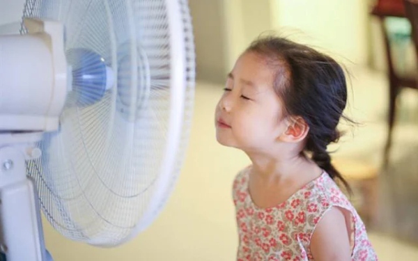 Để quạt thổi trực tiếp vào người có thể gây ra tình trạng nghẹt mũi, khô mũi ở trẻ nhỏ