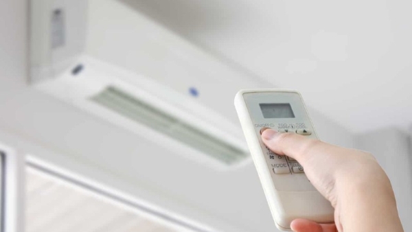 Điều chỉnh hướng gió từ điều hòa để không thổi trực tiếp vào bé