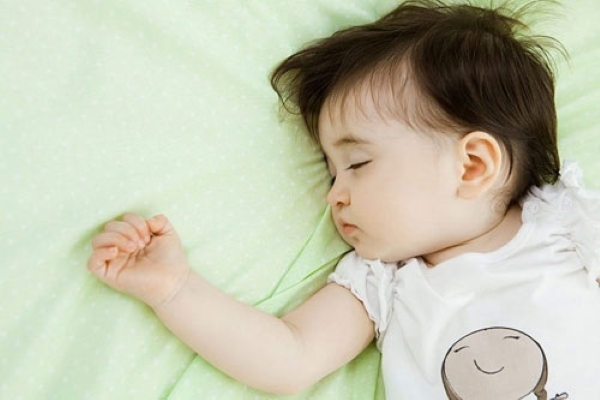 Giải đáp thắc mắc trẻ nhỏ và trẻ sơ sinh nằm quạt được không