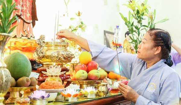 Nên in hoặc học thuộc bài văn khấn đơn giản. Thành tâm là điều quan trọng nhất.