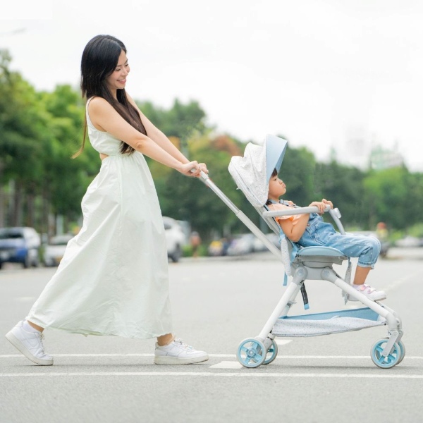 Xe đẩy Gluck được làm từ chất liệu cao cấp, thoáng khí cho bé