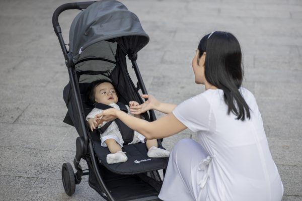 Xe đẩy được thiết kế đai an toàn cho bé khi di chuyển