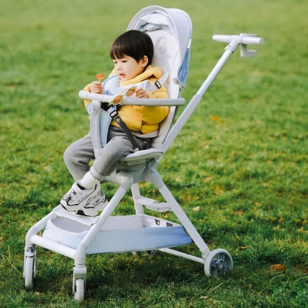 Nên cài đai an toàn cho bé kể cả chỉ di chuyển ngắn khi sử dụng xe đẩy