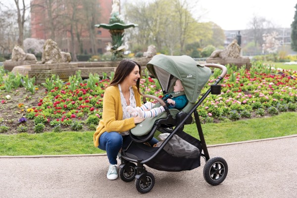 Xe đẩy Joie cho bé được thiết kế thông minh và tiện lợi