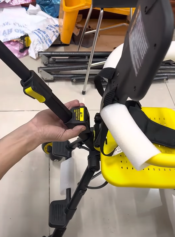 Cách gấp xe đẩy Kinlee bằng nút nhấn ở thân xe