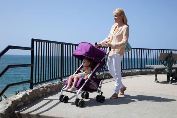 Khi trẻ lớn hơn, ba mẹ có thể chọn xe đẩy ngồi thoải mái cho bé