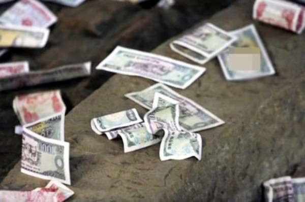 Không được nhặt, lụm tiền rơi trên đường trong tháng cô hồn