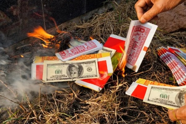 Đốt vàng mã sai thời điểm, sai cách dễ “mời gọi” vong linh