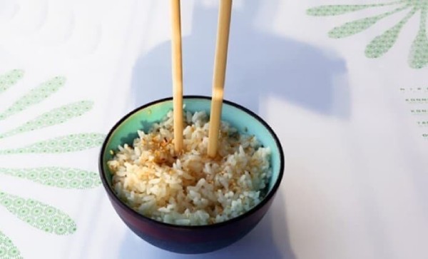 Kiêng cắm đũa ăn giữa bát cơm