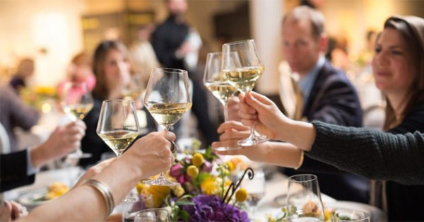 Tháng cô hồn không nên tổ chức tiệc tùng linh đình