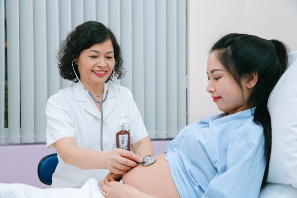 Mẹ cần đi khám thai định kỳ thay vì tin tưởng hoàn toàn vào app theo dõi