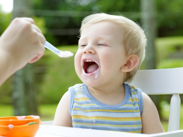 Có thể nghiền hoa quả theo khẩu vị của bé để ăn cùng sữa chua