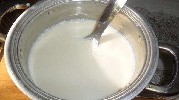 Đun sữa tươi đến khi có bọt li ti nổi lên