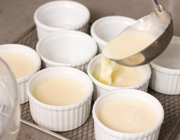 Múc hỗn hợp sữa chua ra hũ