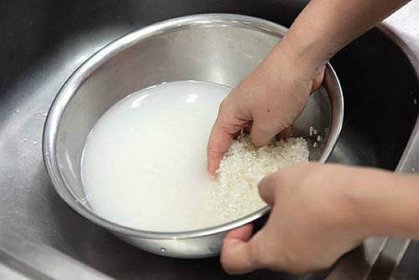 Vo sạch gạo để loại bỏ bụi bẩn