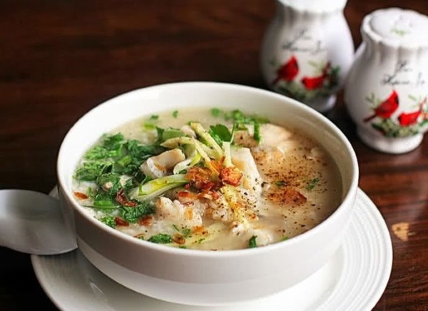 Hạn chế thêm nhiều các gia vị cay nóng khi ăn cháo cá chép