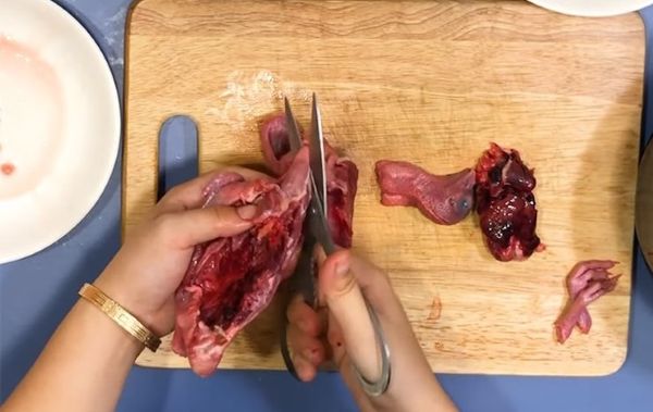Cắt thân chim bồ câu thành 4 phần