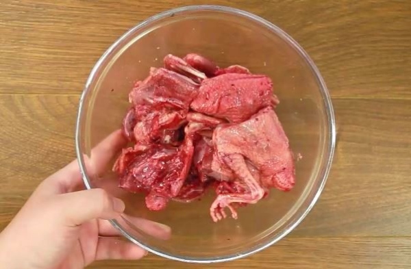 Ướp thịt chim bồ câu với gia vị