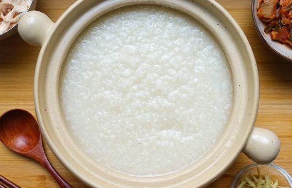 Nấu cháo cùng đậu xanh và hạt sen đến khi cháo nhừ