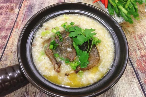 Thêm rau mùi, hành lá, hành phi và hạt tiêu giúp món ăn thơm hơn