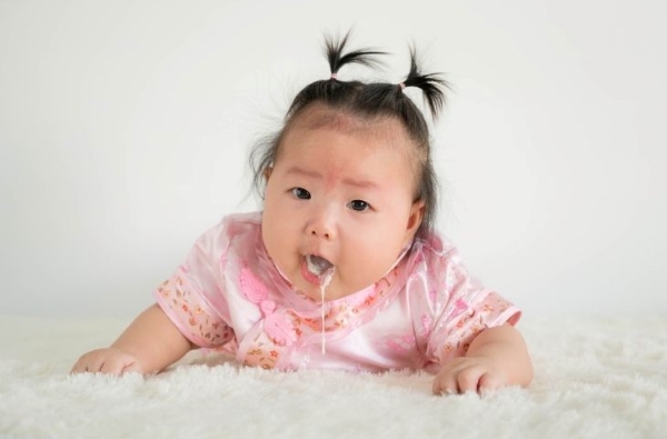 Trẻ bị rối loạn tiêu hóa, nôn trớ khi dị ứng với sữa