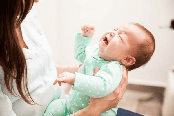 Bé không hợp với sữa sẽ quấy khóc khó chịu