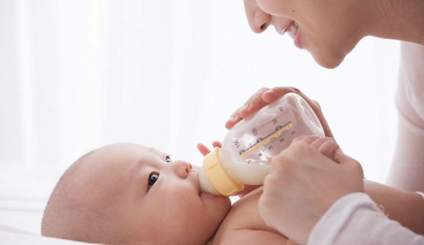 Mẹ phải thật sự cẩn trọng khi lựa chọn đổi sữa cho con