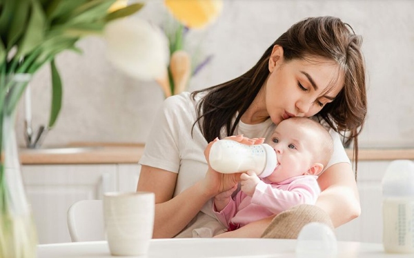 Ba mẹ cần đặc biệt lưu ý đến nhiệt độ pha sữa cho trẻ sơ sinh