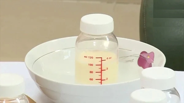 Ngâm bình sữa trong nước ấm để làm sữa nóng lại