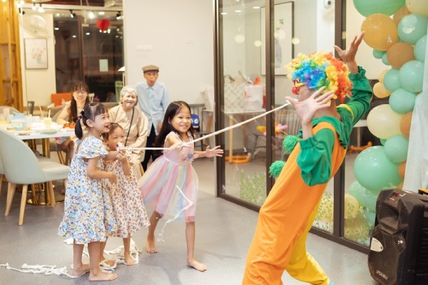 Các bé thỏa thích vui chơi và giao lưu kết bạn