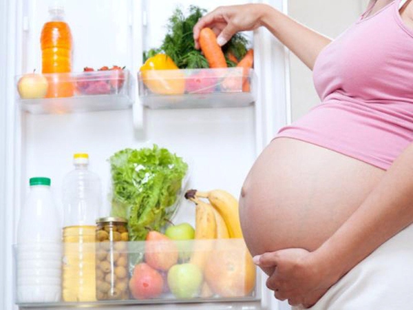 Mẹ bầu cần ăn uống đủ chất, bổ sung vitamin theo đúng chỉ định của bác sĩ