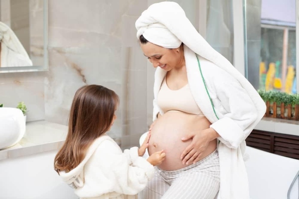 Mẹ nên tắm gội sạch bằng nước ấm trước khi đến viện đi sinh