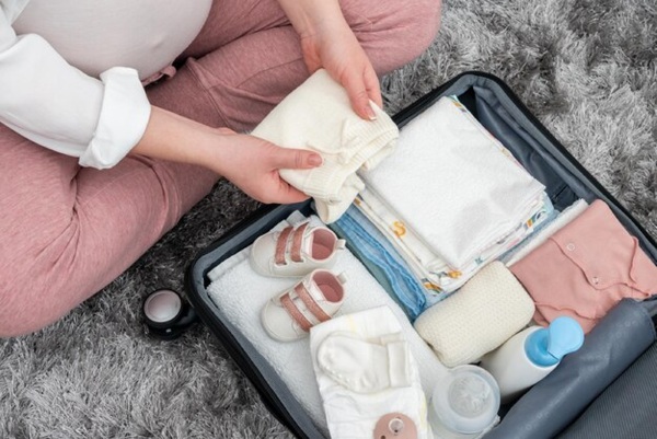Ba mẹ nên tránh mang theo quá nhiều khiến giỏ đồ đi sinh mổ trở nên cồng kềnh