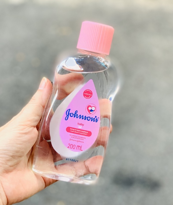 Dầu mát xa Johnson cho bé sơ sinh giữ ẩm và làm dịu da