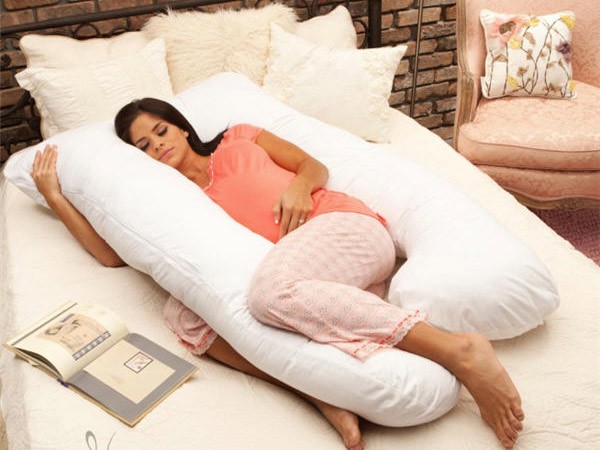 Lựa chọn kiểu dáng gối phù hợp với cơ thể mẹ và không gian phòng