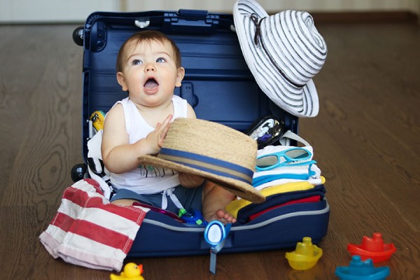 Chuẩn bị vật dụng cho chuyến đi cùng bé