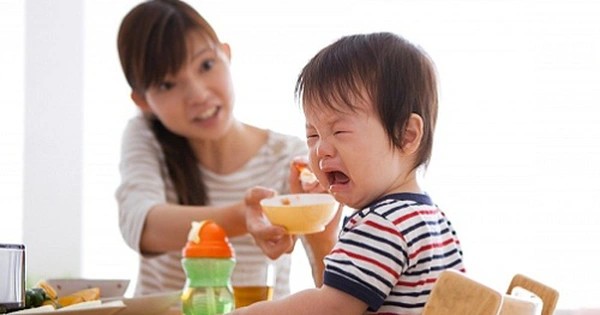 Không ép bé ăn nếu bé không thấy đói