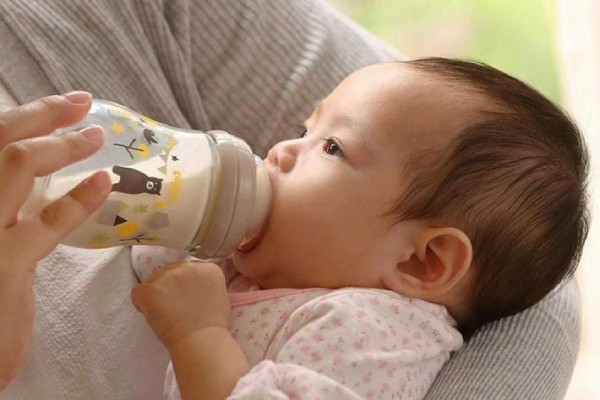 Mẹ cần đảm bảo lượng sữa đủ cho bé