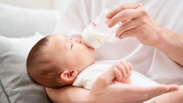 Bú bình giúp ba mẹ dễ kiểm soát được lượng sữa