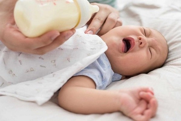 Bé quấy khóc nhiều là dấu hiệu bú chưa đủ