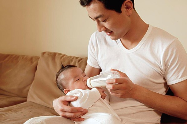 Nếu sữa mẹ không đủ có thể cho bé dùng bổ sung sữa công thức
