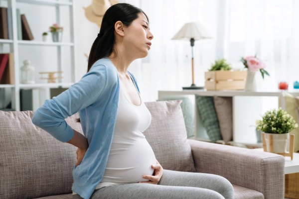 Khi bụng to dần, mẹ bầu thường vô thức ngả người về sau