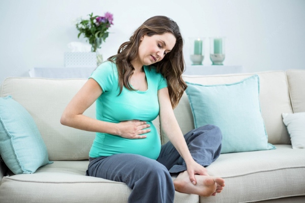 Sử dụng máy massage hỗ trợ lưu thông máu, giảm sưng phù và tê bì cho mẹ bầu