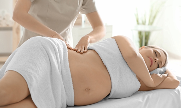 Massage bằng tay để giảm đau lưng cho mẹ bầu