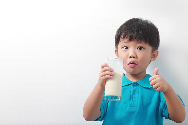 Bé dưới 10 tuổi không nên uống sữa Ensure vì có thể gây mất cân bằng dinh dưỡng